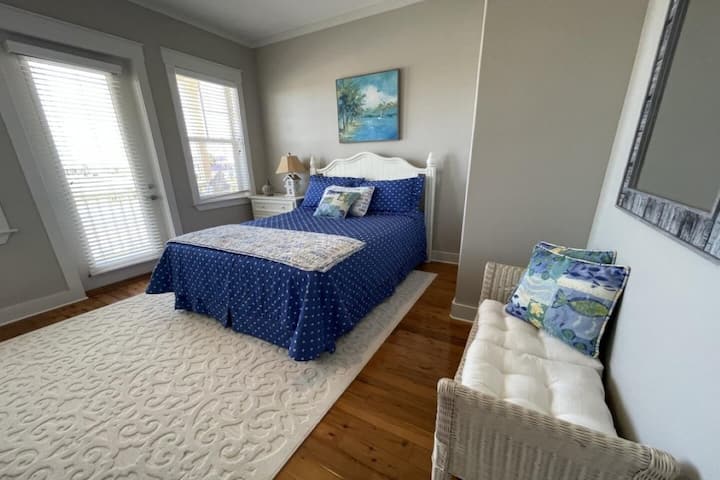 Habitación delantera tamaño queen con balcón y vistas al golfo 