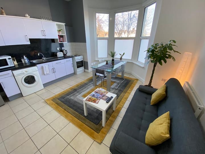 Stunning 1 Bed spacious Apartment Central Cardiff Serviced