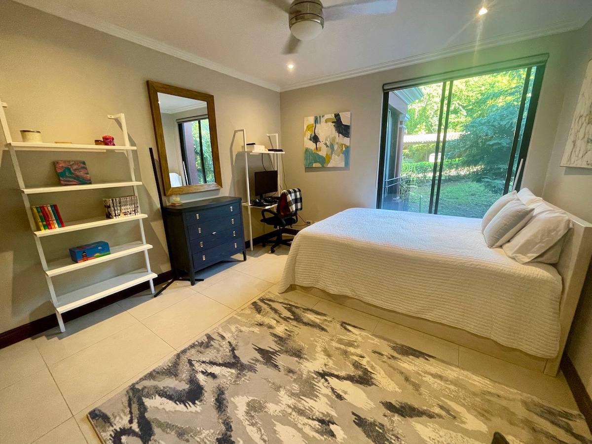 Трета спална соба со брачен кревет (широк 150-179 см) и полн кревет (широк 180-179 см).