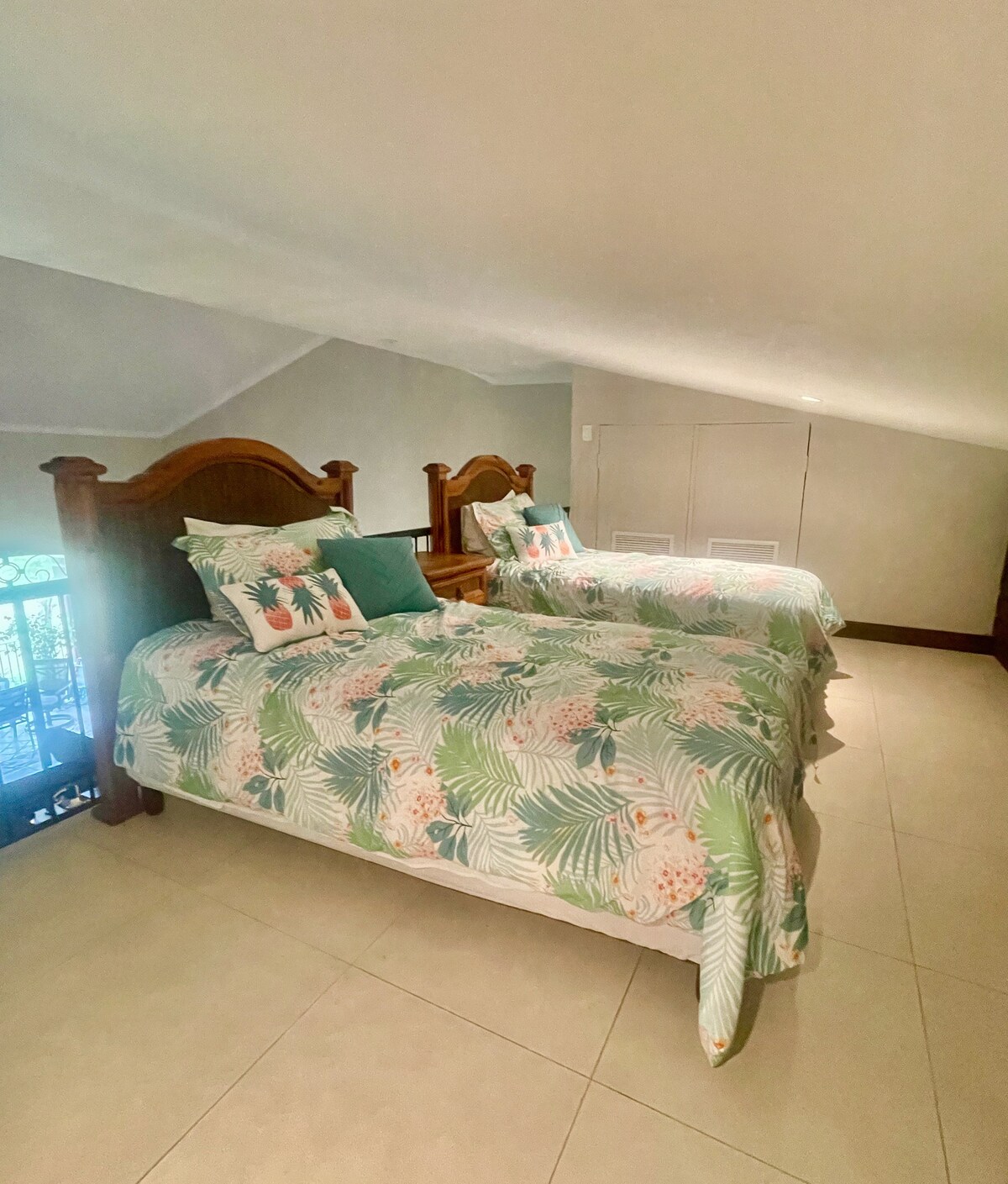 Два двокреветни кревета во поткровјето со поглед на дневната соба.