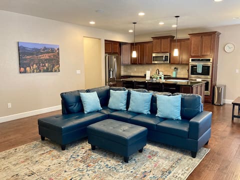 Top Airbnb: Spacious & Quiet! 15-20 Min from Airport/Downtown! in Commerce City