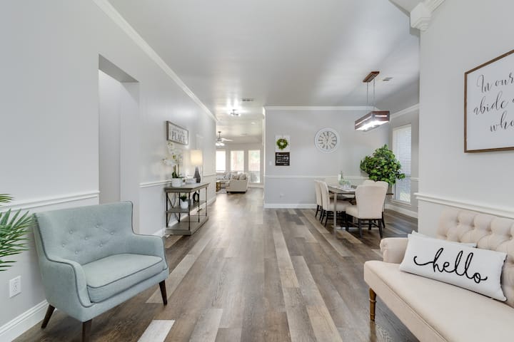 "Spacious Home For A Group Of 12, Your Family Getaway" - Arlington, TX