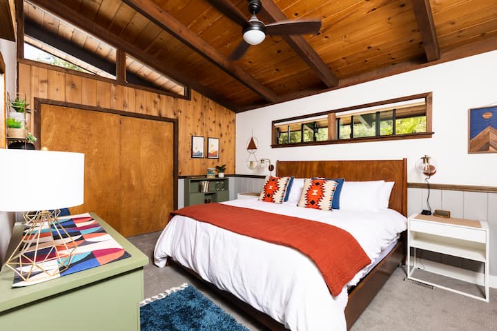 Master, Chumba cha kulala #1, kina godoro jipya lenye ukubwa wa King, kabati kubwa, na bafu kamili la chumbani. 