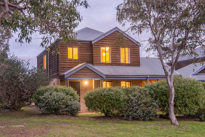 Seagrass Escape – close to beach, pets welcome