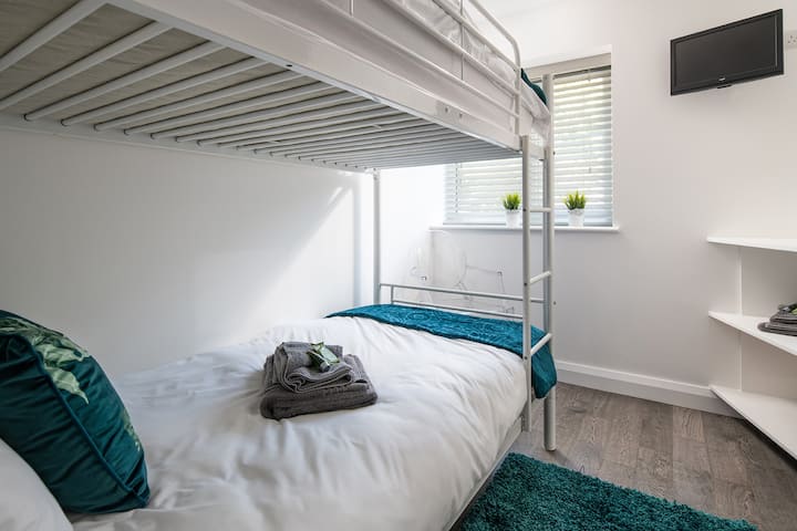 غرفة بطابقين ، تلفزيون بشاشة مسطحة ، نقاط طاقة ، تدفئة تحت الأرض.