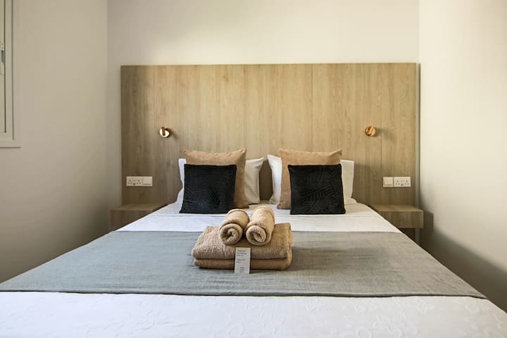 เตียงขนาดคิงไซส์สบายโต๊ะข้างทันสมัย!