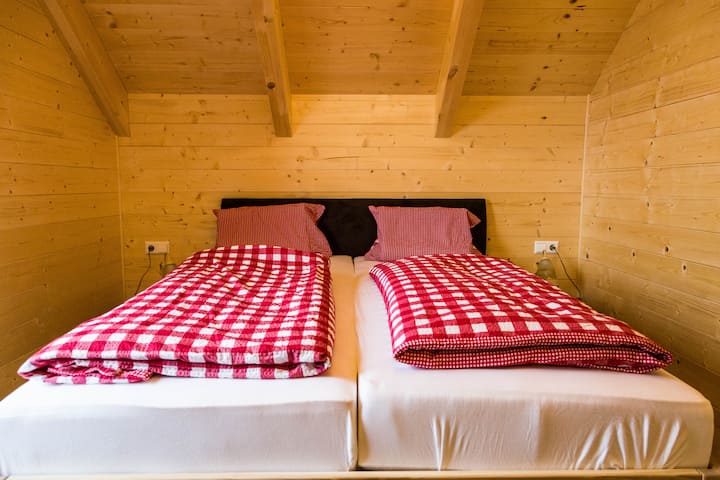 מיטה זוגית בקומה העליונה בחדר השינה עם מזרנים איכותיים 