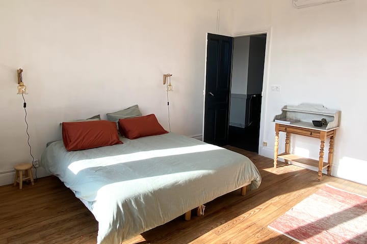 Glavna spavaća soba - bračni krevet 180 cm 