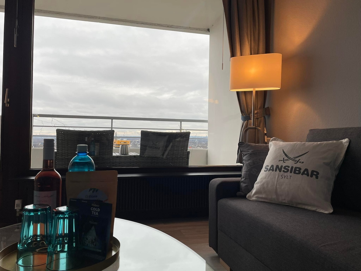 อพาร์ทเมนท์ธีมของคุณมองเห็นท้องฟ้าและอื่นๆอีกมากมายมีหน้าต่างพาโนรามาพร้อมวิวที่ระดับความสูง 63 เมตร