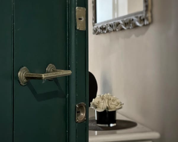 Croce Palace unit 6 – near Piazza di Spagna gallery image 2