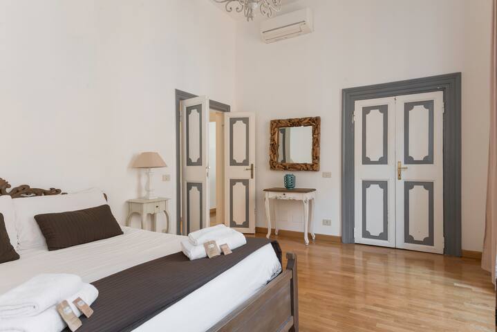 Croce Palace unit 6 – near Piazza di Spagna gallery image 3