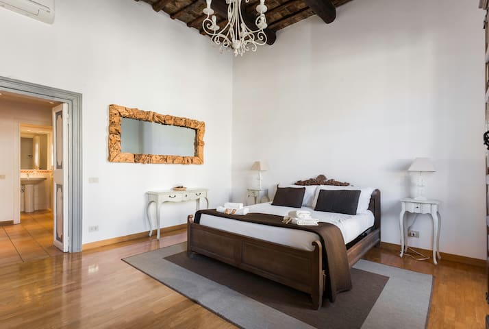 Croce Palace unit 6 – near Piazza di Spagna