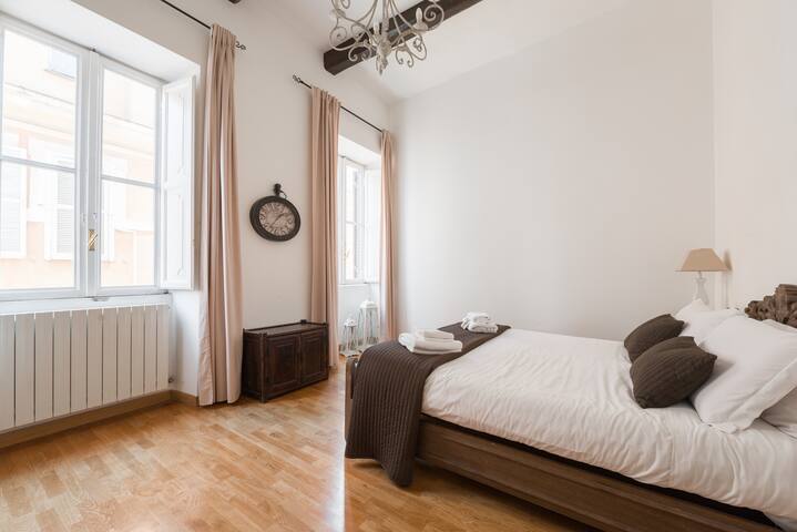 Croce Palace unit 6 – near Piazza di Spagna gallery image 5