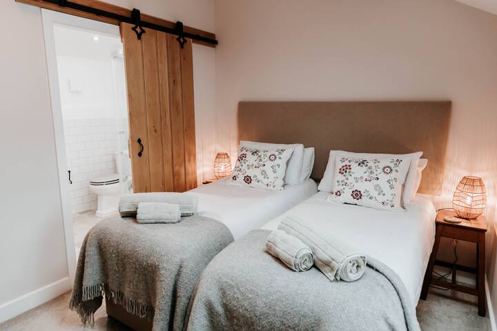 טווין או קינג...רק תודיעו לנו ונוכל לסדר את חדר השינה השני במרזבי האסם מוכן להגעתכם