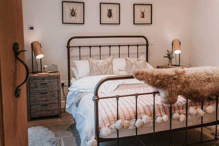 וכך למיטה...עם מצעים לבנים חדים ומזרן היפנוס אנחנו מבטיחים לכם שנת לילה נהדרת בחדר השינה הראשי.