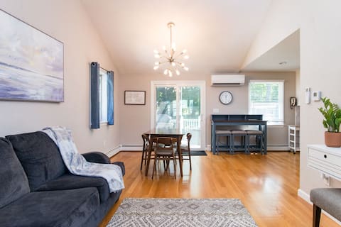 Cheerful 1-bedroom New England Ranch