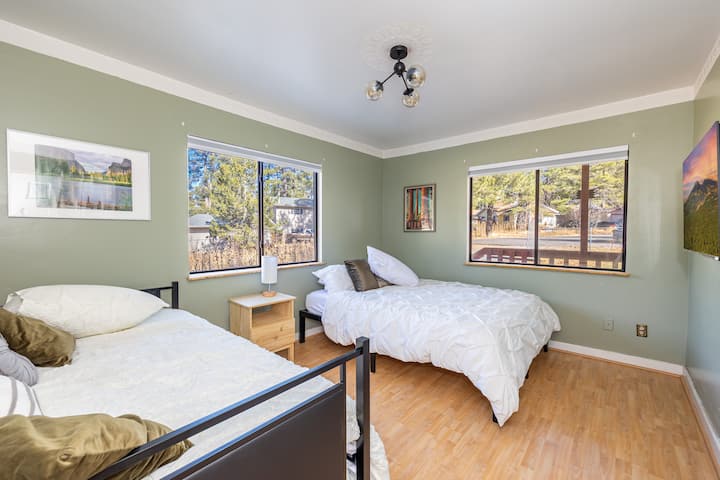 Chumba cha kulala cha ghorofa ya chini kilicho na kitanda aina ya queen na trundle