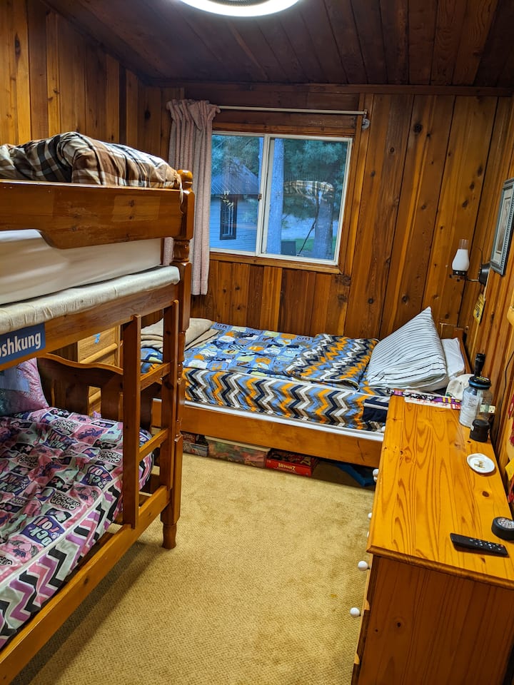 غرفة نوم للأطفال وسرير بطابقين وسرير فردي.   خزانة ملابس وخزانة ملابس 