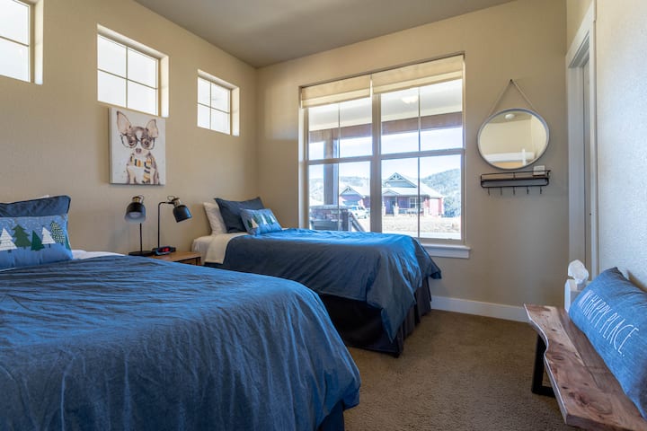 Dos camas individuales XL que se pueden convertir en 1 cama tamaño king.