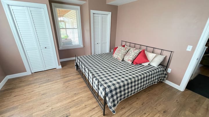 Dormitorio del primer piso con cama tamaño king.