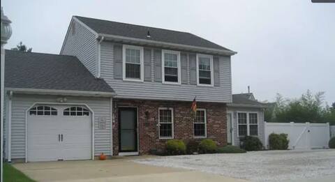 Cherry Hill Getaway - 4 bedroom, 2.5 bath