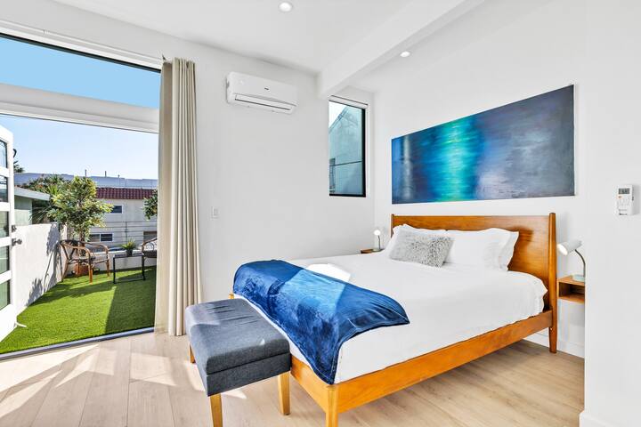 Friends & Family Beach Retreat -Steps to the Sand. gallery image 5