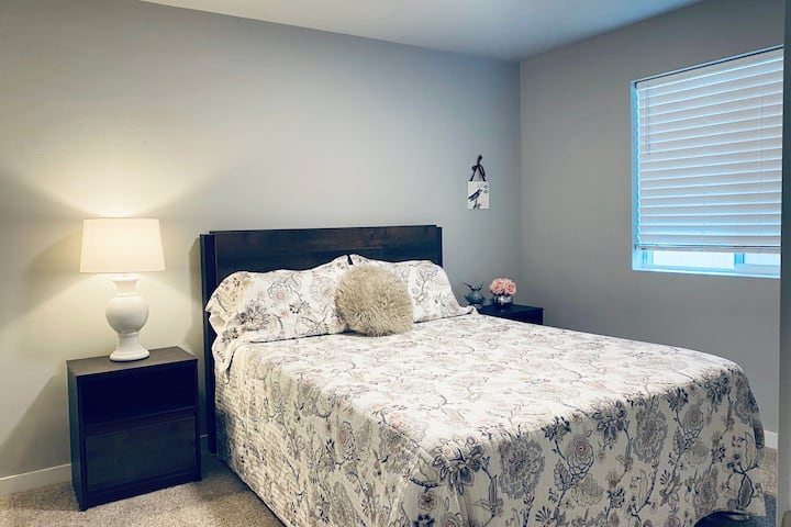 Სასტუმრო ოთახი 55"-იანი სმარტ-ტელევიზორით