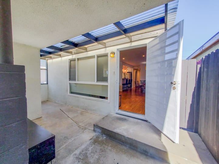 Cozy Home, AC, Parking/LAX, SoFi, Disney, & Beach Houses for Rent in