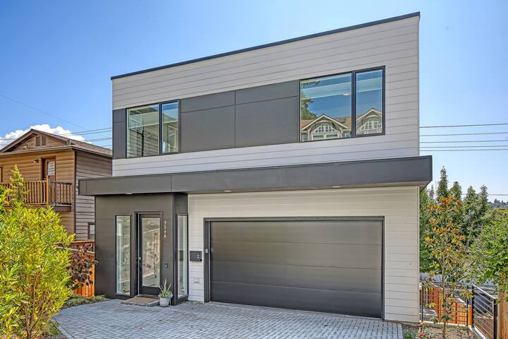 Gus II – Rooftop Hot Tub – Modern 5br/4bth Home gallery image 3