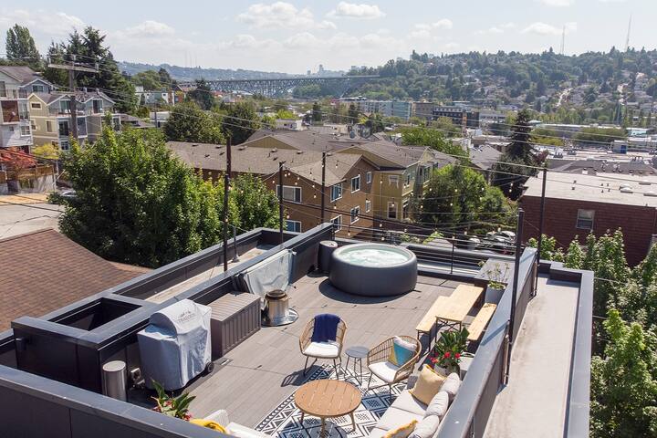 Gus II – Rooftop Hot Tub – Modern 5br/4bth Home gallery image 2