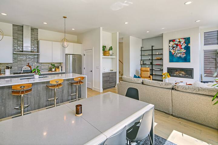 Gus II – Rooftop Hot Tub – Modern 5br/4bth Home gallery image 5