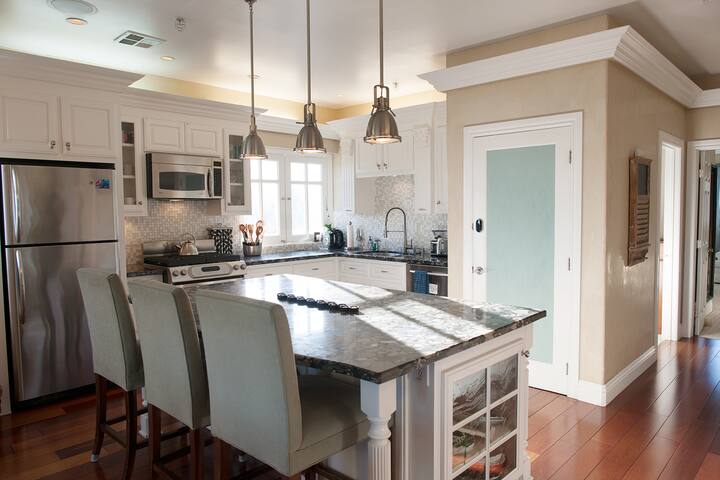 Downtown PG Penthouses, Two Blocks to Beach~ gallery image 4