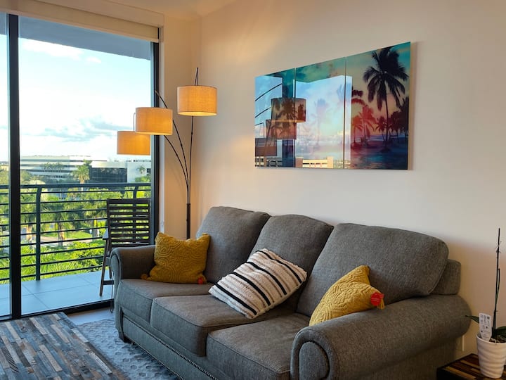 Art/deco Lux Condo In Downtown Doral - Hialeah, FL