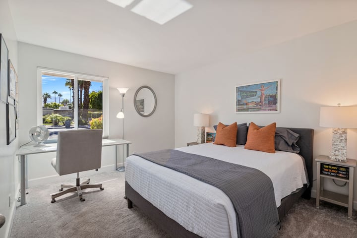 ห้องพัก 2 พร้อมเตียงควีนไซส์ที่สะดวกสบายและพื้นที่ทำงานพร้อมวิว