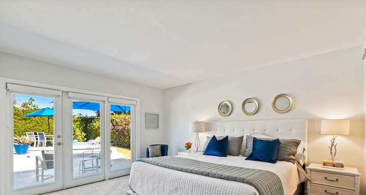 ห้องนอนใหญ่พร้อมเตียงคิงไซส์และสระว่ายน้ำและทางเข้าสปา