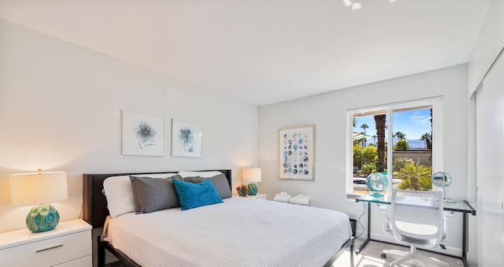 ห้องพัก 1 พร้อมเตียงคิงไซส์และพื้นที่ทำงานพร้อมวิวภูเขา