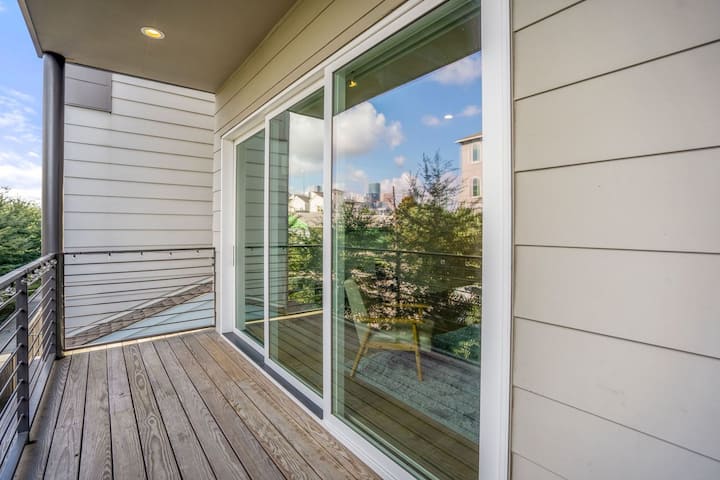 Segundo piso: balcón privado.