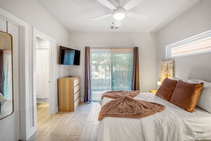 El dormitorio 2 está ubicado en el primer piso. Cama queen súper cómoda y almohadas con baño privado, terraza y vestidor