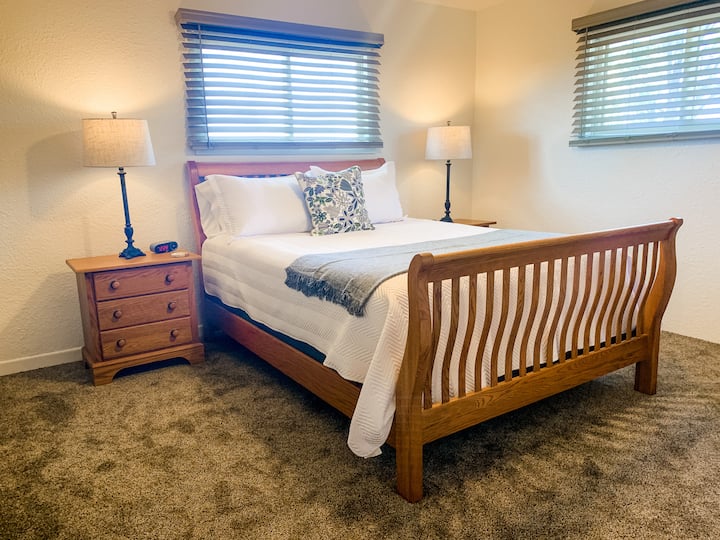 Silid #1: Queen bed, closet at dibdib ng mga drawer.