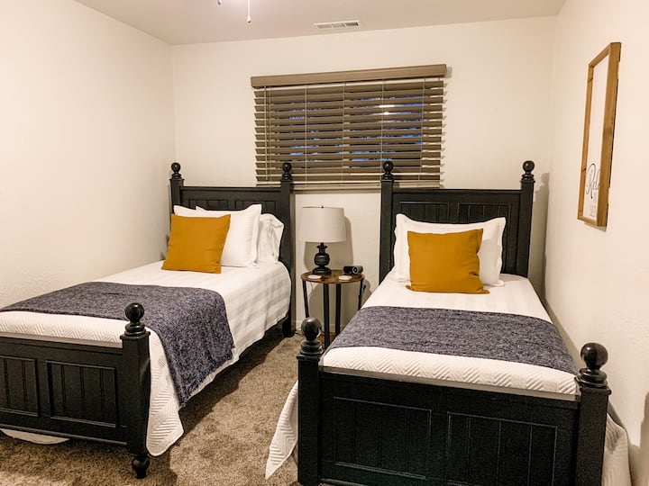 Kuwarto #2: Dalawang pang - isahang kama. May aparador na may mga hanger.