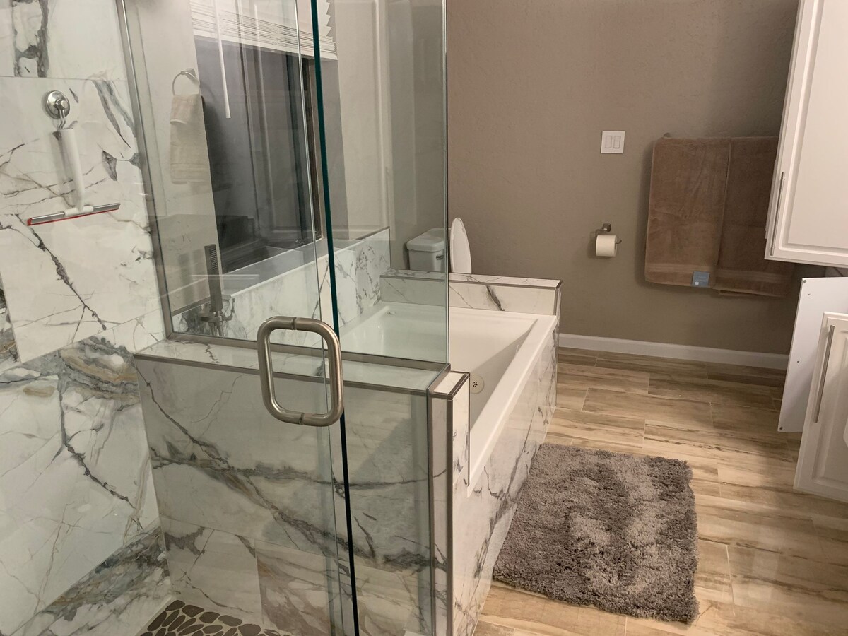 حمام رئيسي 1 مع دش للاستحمام وحوض جاكوزي