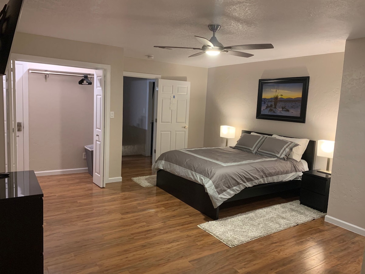 غرفة النوم الرئيسية 2 سرير متوسط الحجم