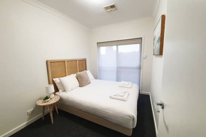 Chumba cha 2 cha kulala (Kitanda aina ya Queen). Hiki ni chumba kidogo tu cha kulala chenye ukubwa wa fleti. Kitanda kizuri sana, mtu binafsi anadhibiti a/c, pamoja na vizuizi vya magurudumu kwa ajili ya kizuizi cha ziada na kulala ndani.