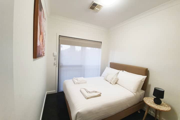 Chumba cha 2 cha kulala (Kitanda cha watu wawili). Hiki ni chumba kidogo tu cha kulala chenye ukubwa wa fleti. Kitanda kizuri sana, mtu binafsi anadhibiti a/c, pamoja na vizuizi vya magurudumu kwa ajili ya kizuizi cha ziada na kulala ndani.