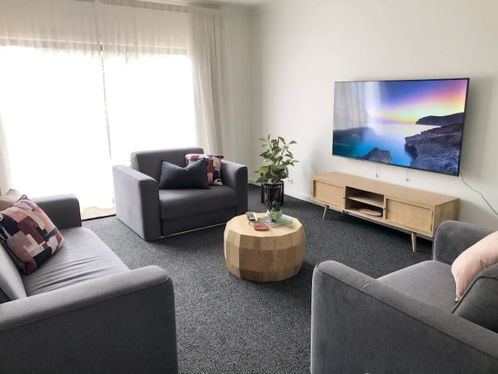 Chumba cha chini cha mapumziko. Televisheni kubwa ya Smart, DVD, michezo ya ubao, majarida. Vitanda 2 x vya sofa moja na 1 x Queen Sofa Bed (matumizi ya vitanda vya sofa ni malipo ya ziada na kwa mpangilio wa awali tu ili tuweze kutoa mashuka). 