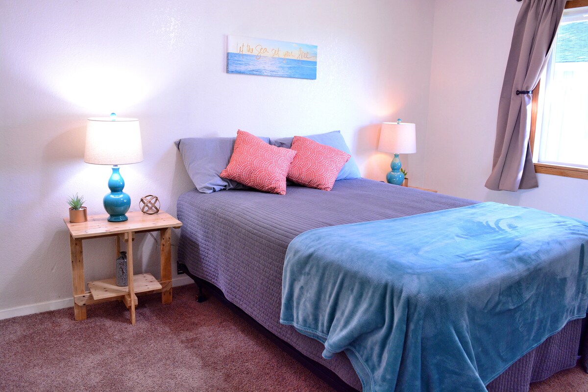 Светла родителска спалня с удобно двойно легло за почивка след забавен ден