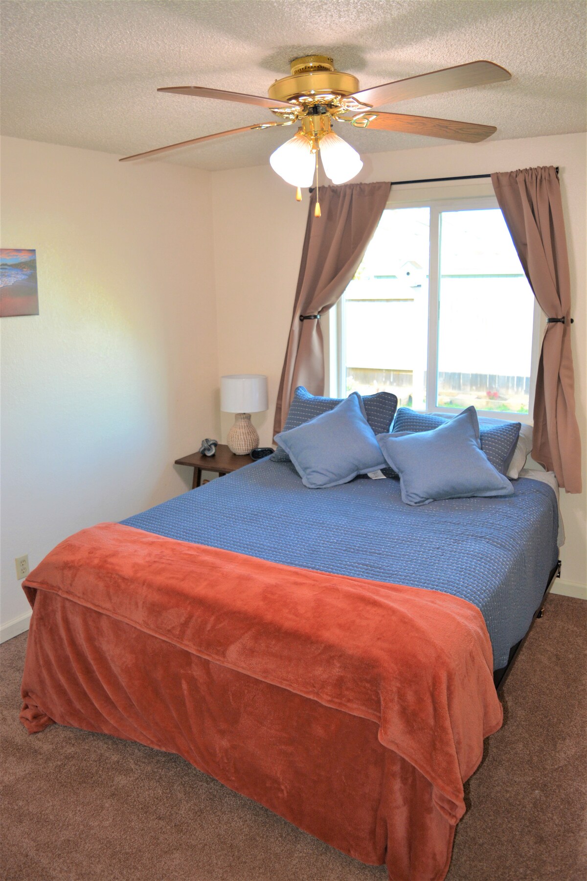 Спалня за гости с удобно двойно легло, килер, закачалки за дрехи и багажник. Отпуснете се!