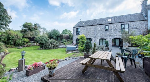 *Spacious converted barn with hot tub - Sleeps 8*