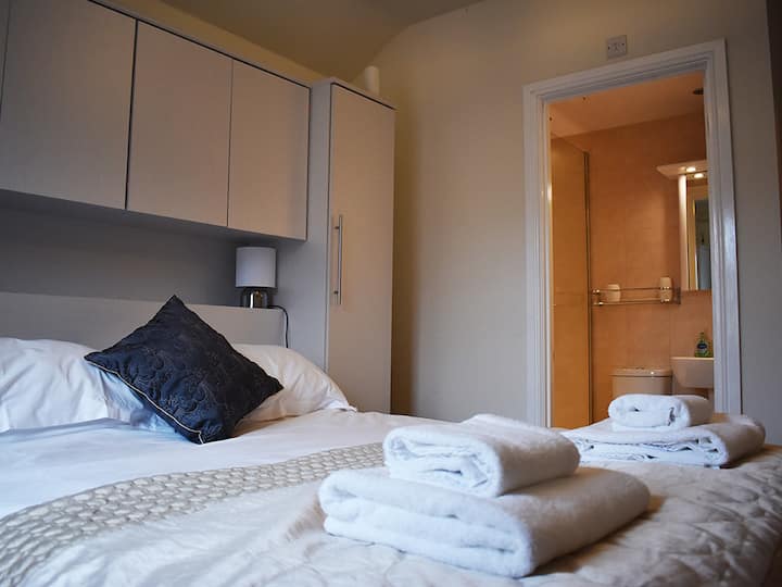 Dhomë gjumi 1 me suitë