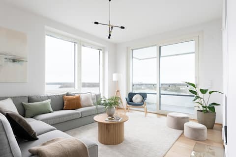 Lux penthouse w/ stunning sea view & private sauna